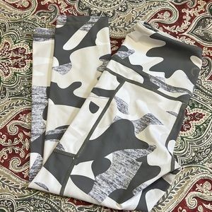 Zyia Active Gray Camo W/ Pockets Light N Tight Hi Rise Capris